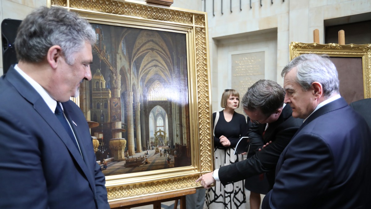 Obraz „Wnętrze Katedry w Mediolanie” Marcina Zaleskiego zaginął w czasie wojny. Wczoraj Ministerstwo Kultury ogłosiło, że "restytucja obrazu zakończyła się sukcesem". "Rzeczpospolita" postanowiła jednak zapytać, czy obraz udało się odzyskać, czy po prostu odkupiono. 