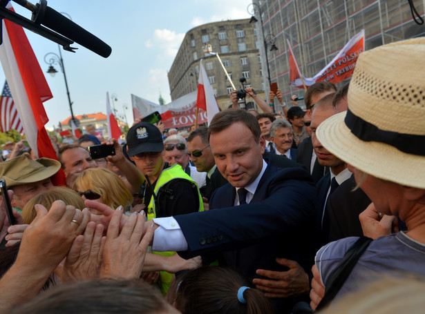 Prezydent Andrzej Duda rozmawia i wita się z osobami tłumnie zgromadzonymi na trasie jego przejścia z pl. Piłsudskiego do Pałacu Prezydenckiego.