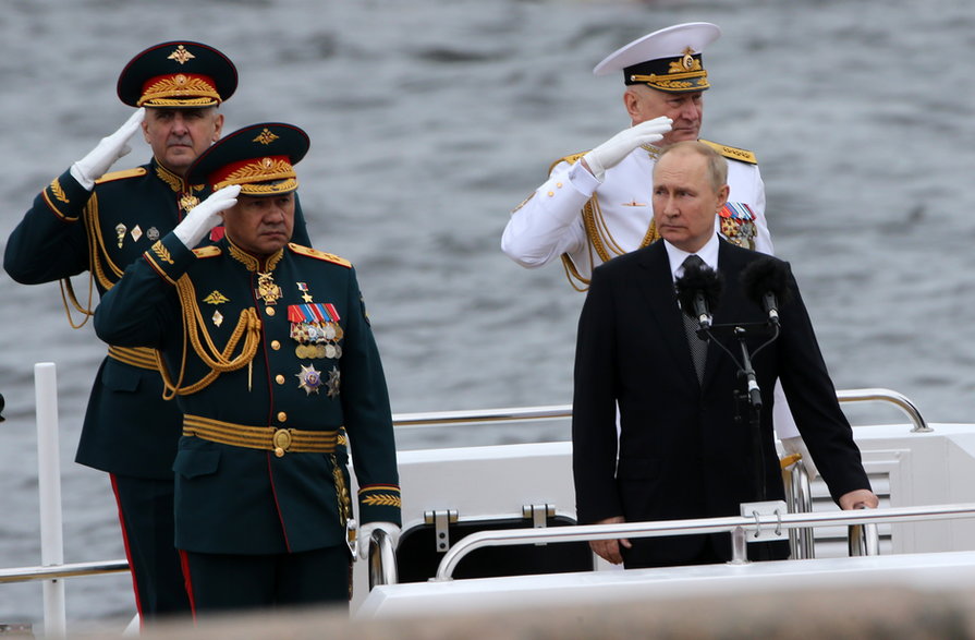 Minister Obrony Siergiej Szojgu i Naczelny Dowódca Floty Rosyjskiej Nikołaj Jewmienow podczas Parady Dnia Marynarki Wojennej, 31 lipca 2022 r. 