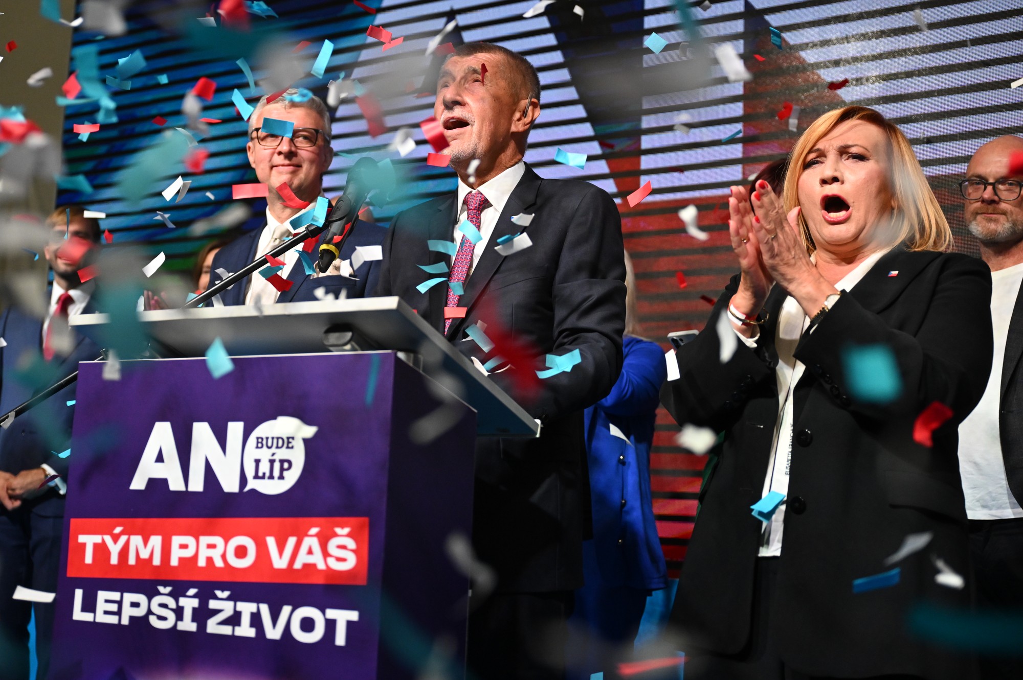 Český expremiér a predseda opozičného hnutia ANO Andrej Babiš sa teší z víťazstva po zverejnení predbežných výsledkov volieb do Poslaneckej snemovne Parlamentu ČR počas tlačovej konferencie vo volebnom štábe hnutia ANO v Prahe.