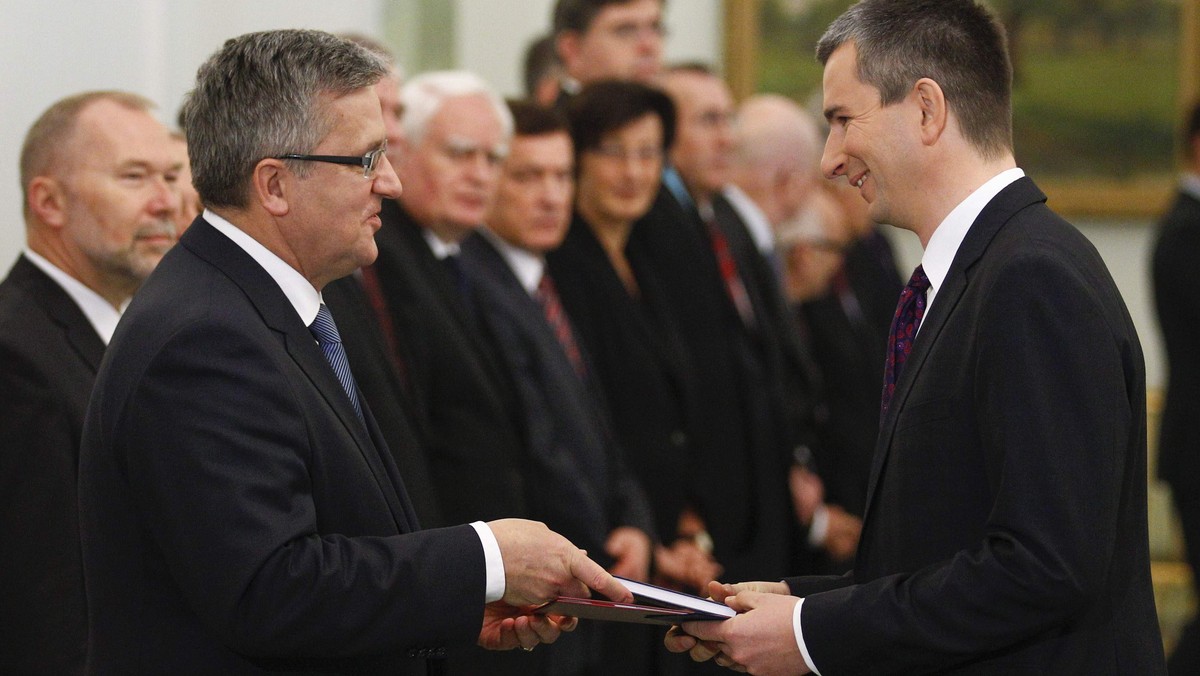 Zmiany w OFE to krok wstecz; są wobec nich wątpliwości - ocenił prezydent Bronisław Komorowski. Dodał, że o kwestii zmian w systemie emerytalnym pewnie będzie jeszcze rozmawiał z premierem. Zwrócił uwagę na sprzeczne opinie ekspertów ws. zmian.