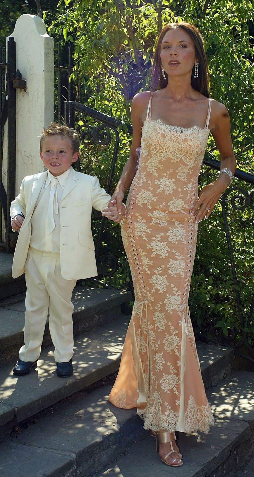 Victoria Beckham so synom Brooklynom v roku 2003.