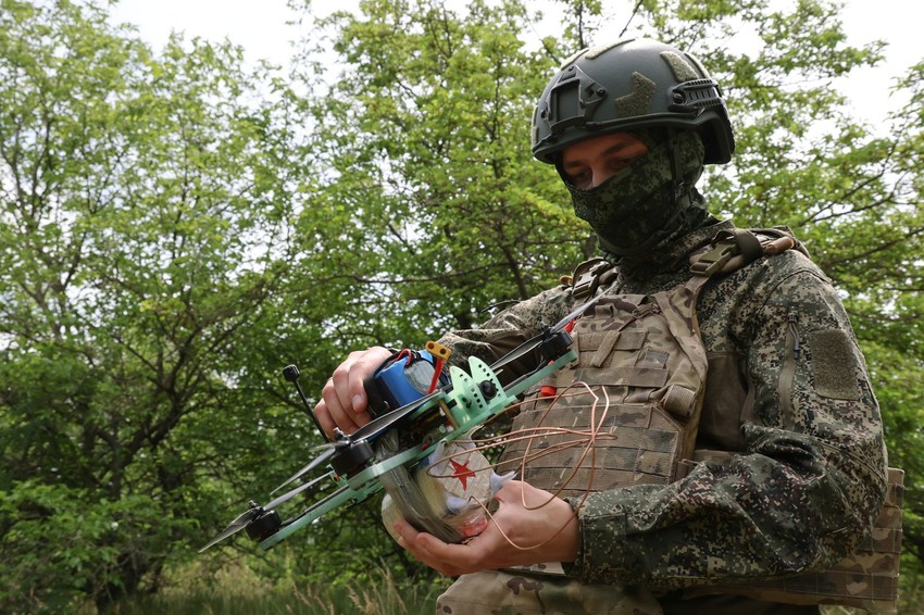 Ruski vojnik sa dronom