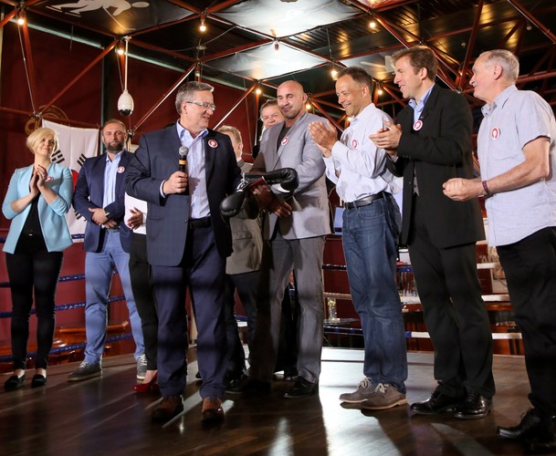 Prezydent Komorowski o głosy słynnych sportowców walczył w ringu