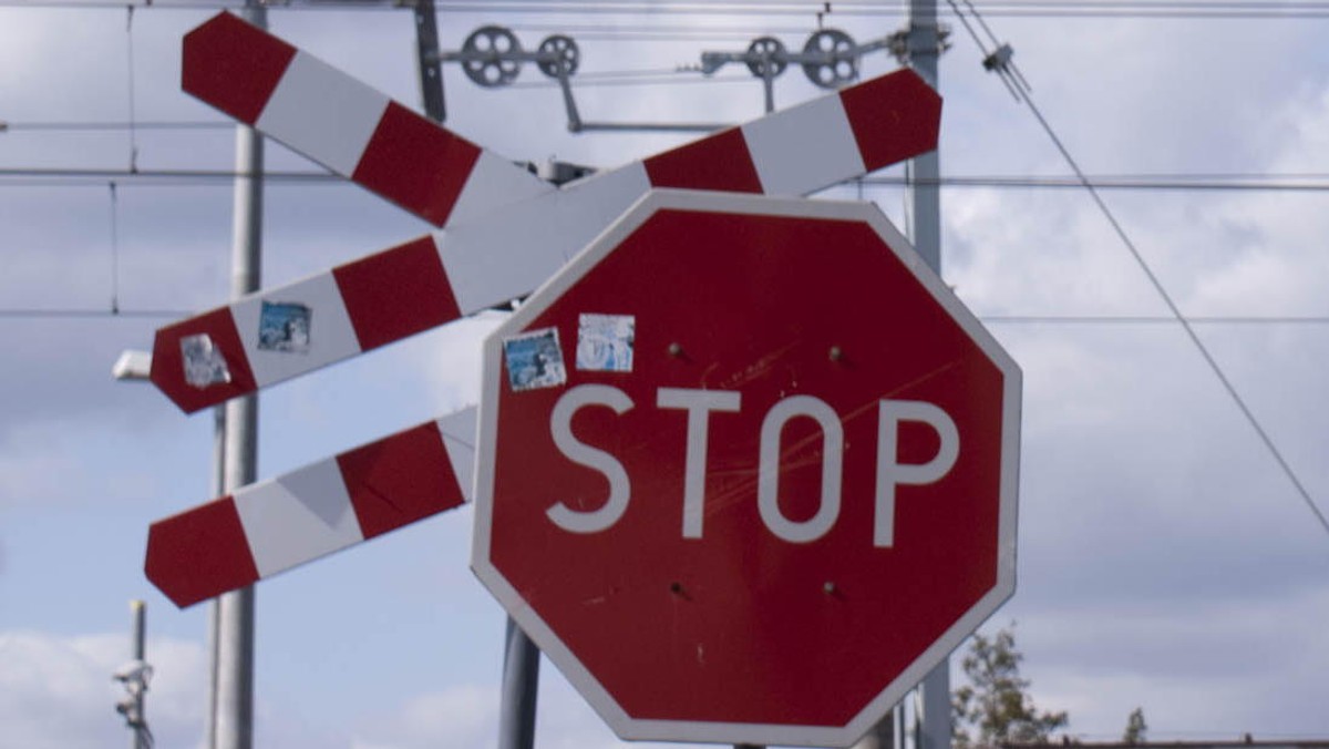 Samochód osobowy nie zatrzymał się przed znakiem "stop" przed przejazdem kolejowym w gminie Będzino i wjechał prosto pod nadjeżdżający pociąg Pendolino relacji Kraków-Kołobrzeg. Kierowca i dwóch pasażerów było pijanych. Nie odnieśli żadnych obrażeń – powiedziała kom. Monika Kosiec.