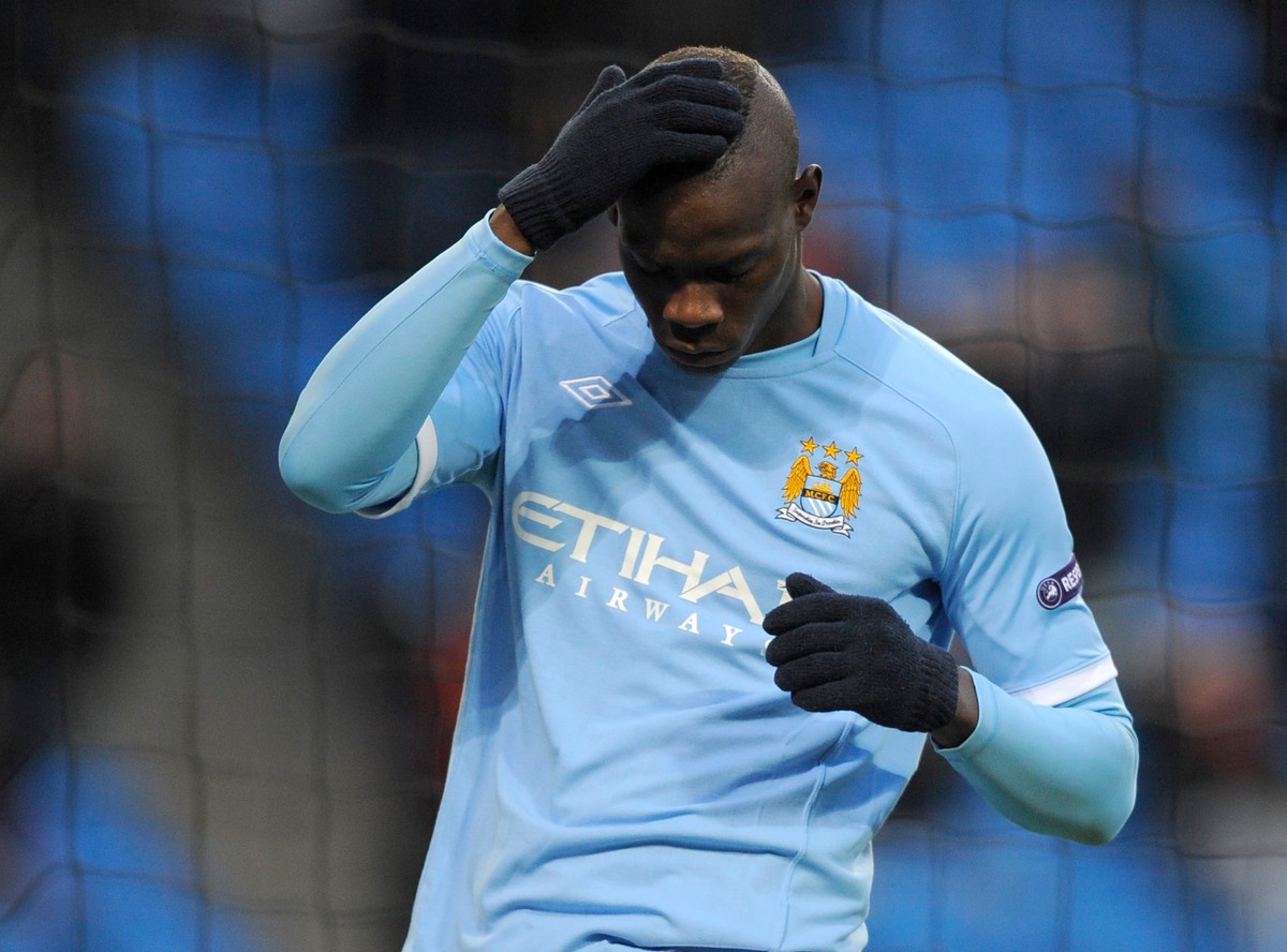 Gwiazdor Man City rzucał rzutkami do młodych piłkarzy