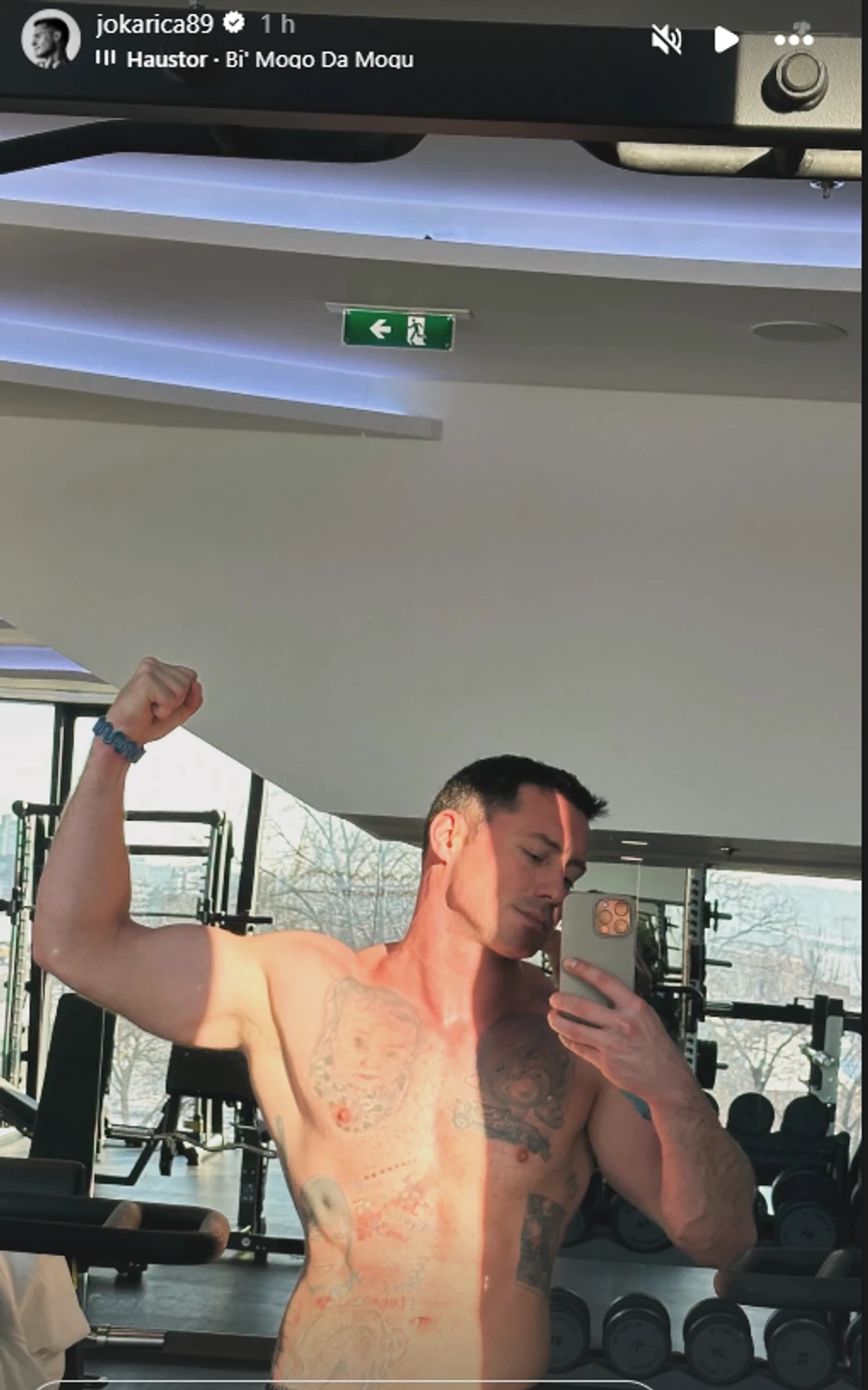 Jovan Pantić u teretani bez majice 