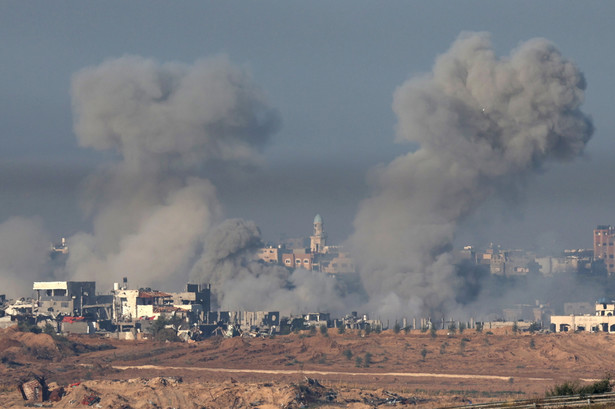 Dym unoszący się po eksplozji w północnej części Strefy Gazy