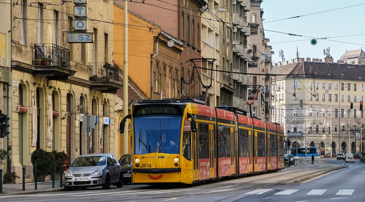 Villamos halad el a Margit körúton