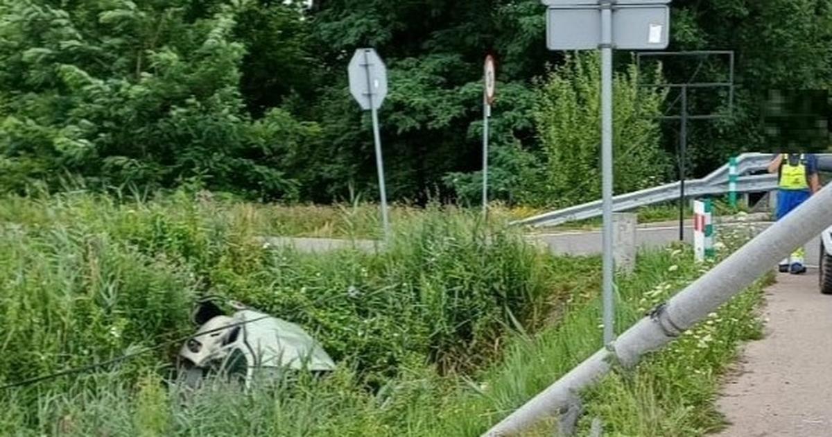  Ucieczka przed policją zakończyła się dachowaniem w rowie i interwencją helikoptera LPR. Ścigany miał na sumieniu nie tylko szyb