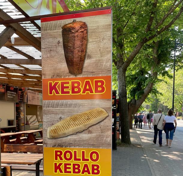 W barach króluje kebab (czasem dumnie nazywany kaszubskim), zapiekanki w różnych rozmiarach i cenach.