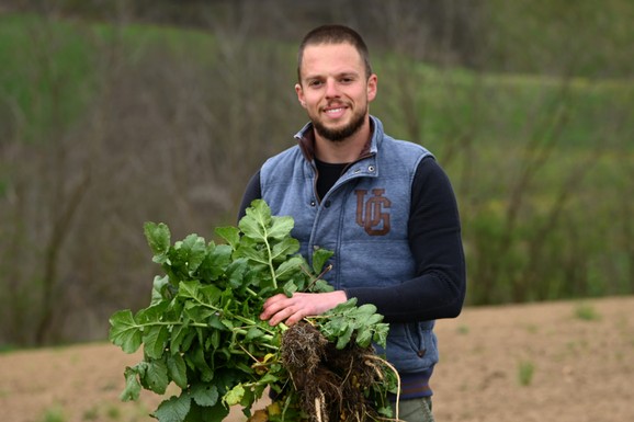 (VIDEO) "DŽABE MI SAV NOVAC U BEOGRADU!" Nemanja svakog petka beži u rodno selo, ali ni tamo ne odmara: Radi u štali i na polju i to mu dođe kao izduvni ventil posle naporne nedelje u gradu