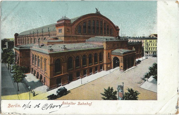 Dworzec na pocztówce z pocz. XX w. Fot. Vintage postcards private collection, Public domain, via Wikimedia Commons