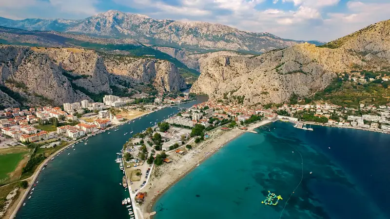 Omiš leży w Dalamcji nad Adriatykiem, u ujścia tworzącej piękny kanion rzeki Cetiny