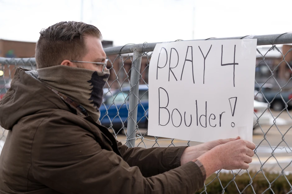 Ljudi odaju poštu žrtvama masakra u Bolderu