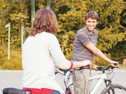 Spotykasz kogoś i czujesz, że znasz go od dawna? Jest pewne wyjaśnienie tego zjawiska...