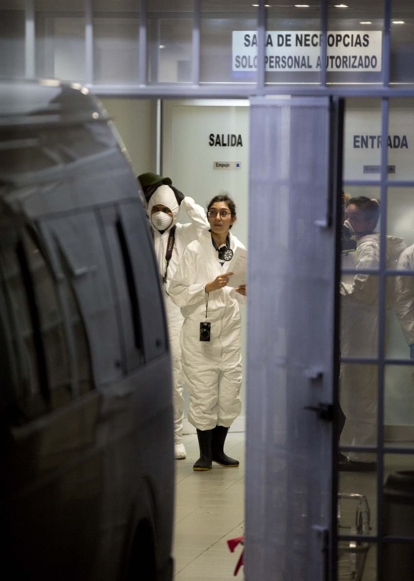 Forenzičari ispituju pronađena tela