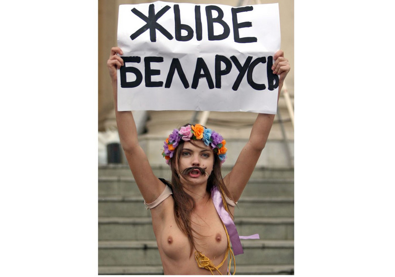 Femen przed gmachem KGB