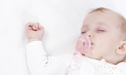 Smoczek dla noworodka - jak wybrać? Czy smoczek dla dziecka jest potrzebny?