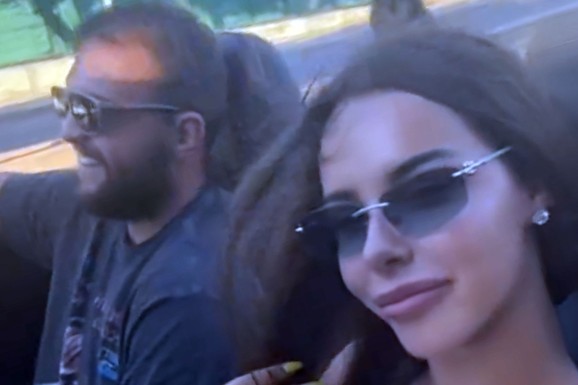 VELJKO I BOGDANA STIGLI U ŠPANIJU KOD ANASTASIJE I GUDELJA Ne mogu da sakriju sreću zbog rođenja Ilijana: Voze sa kabrioletom i ne skidaju osmeh sa lica (Video)