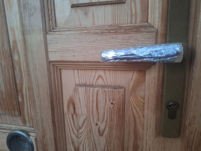 Miért csomagolják egyesek alufóliába a kilincseiket – és mennyire hatékony ez a pszichológiai trükk valójában?