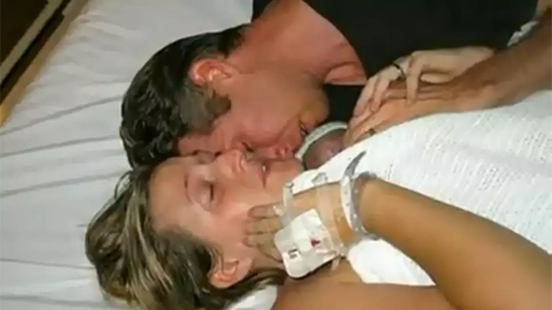 Dziecko ożywa w ramionach matki! Małego Jamiego uratowała (dosłownie) matczyna miłość. NIEZWYKŁA historia!