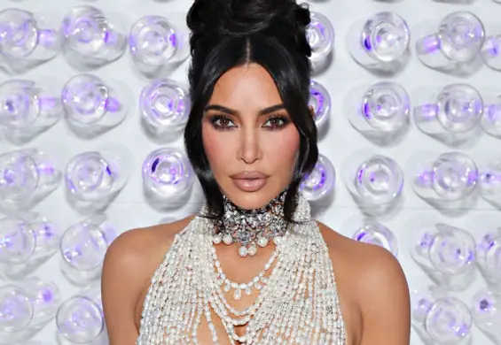 Kim Kardashian znów przyciąga spojrzenia. To bikini świeci w ciemności!