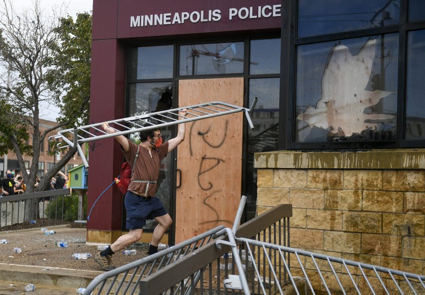 Minneapolis: zamieści po śmierci czarnoskórego Georgea Floyda