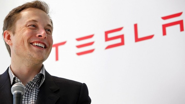 Elon Musk zarządza firmą Tesla
