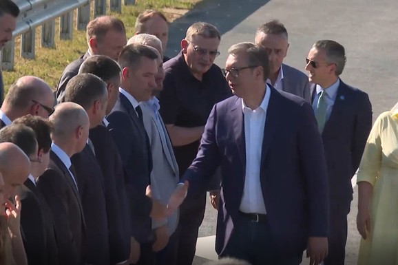 "PRAVIĆEMO CENTRE ZA OBUČAVANJE ROBOTA" Vučić: "Uložićemo mnogo u nuklearku zbog novih fabrika za veštačku inteligenciju"