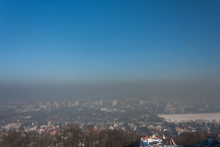 Smogowa czapa nad Krakowem w styczniu 2017 r.