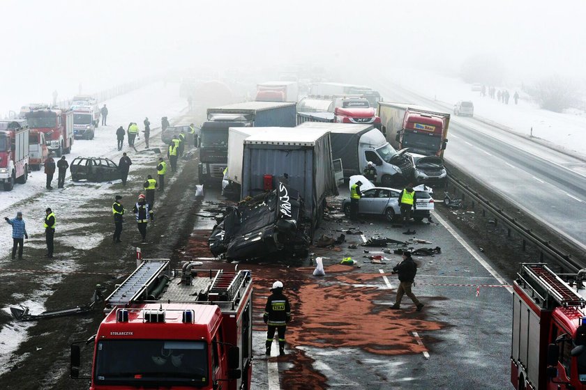 Karambol na A1. Ponad 70 rozbitych aut niedaleko Piotrkowa Trybunalskiego.