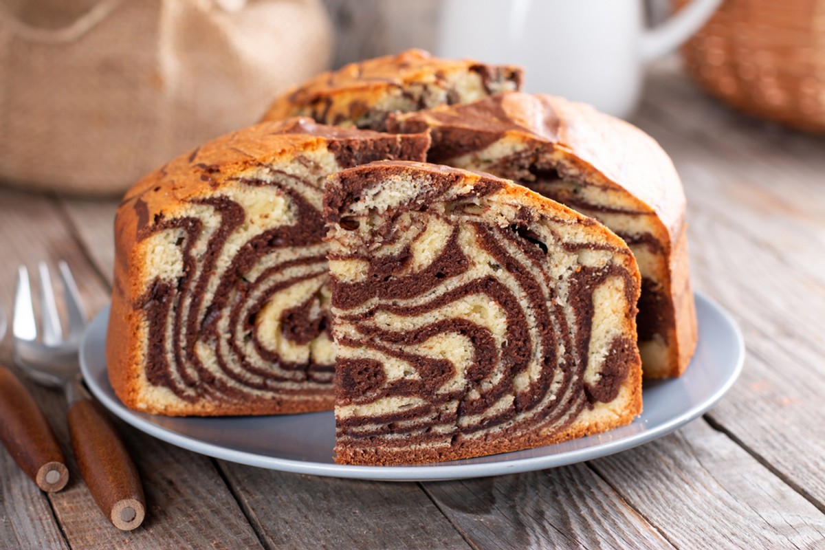 Ciasto zebra wygląda atrakcyjnie i świetnie smakuje