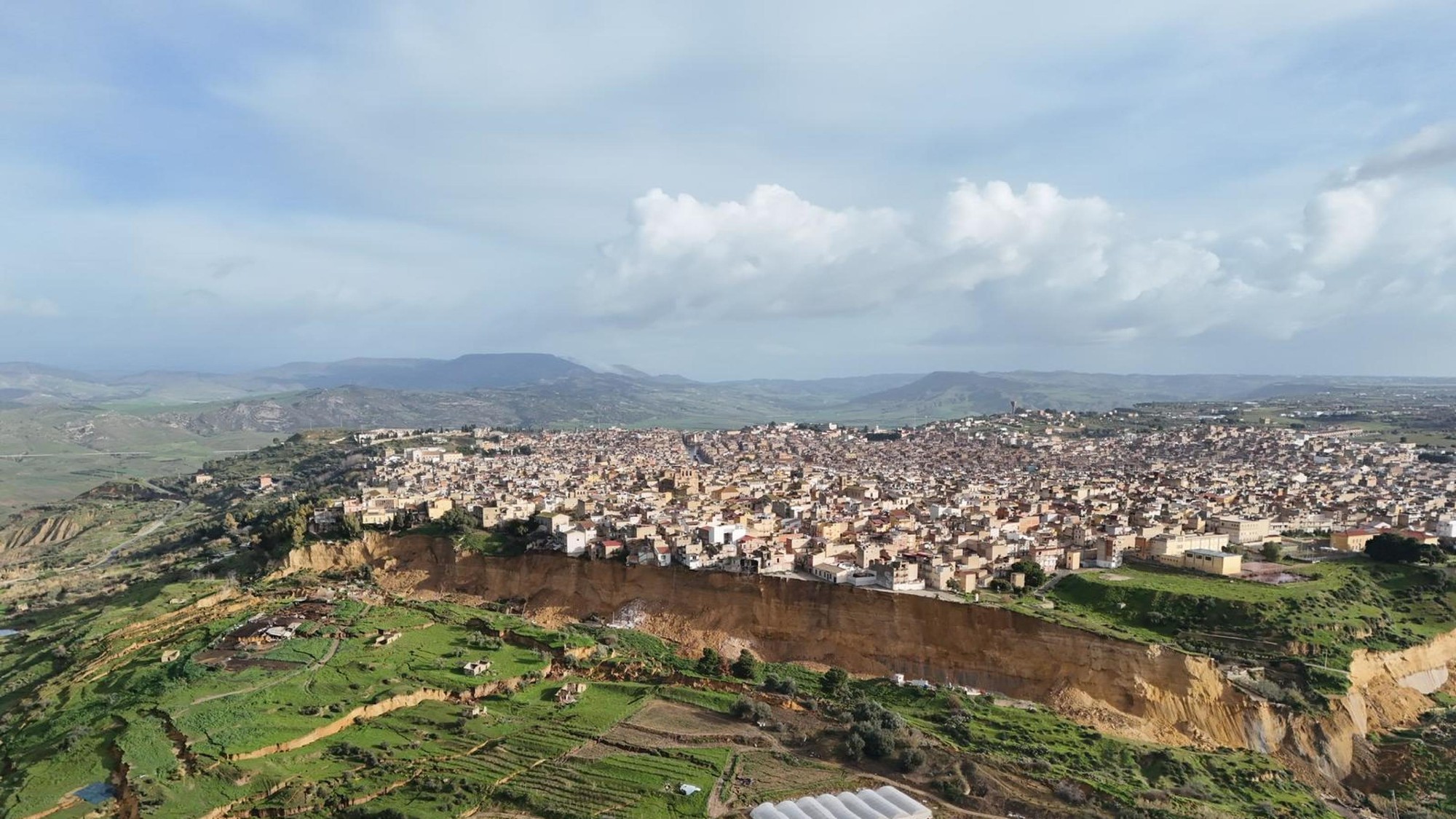 Na snímke z dronu zosuv pôdy v sicílskom meste Niscemi.