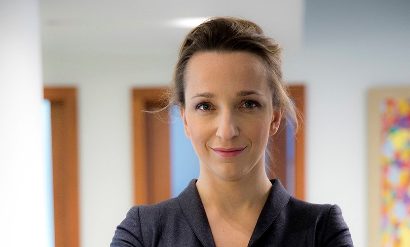 <strong>41. Ex aequo Sylwia Gregorczyk-Abram</strong>
<br></br>
adwokat
<br></br>
Michał Wawrykiewicz
<br></br>
adwokat
<br></br>
Adwokaci, którzy niezgodę na forsowaną przez PiS rewolucję w wymiarze sprawiedliwości przekuli w czyn. Są twarzami inicjatyw takich, jak „Wolne Sądy” (to już ponad 50 tys. osób skrzykujących się na FB) czy Komitet Obrony Sprawiedliwości (zrzeszenie 12 organizacji o profilu prawnym i wolnościowym: IUSTITIA, Themis, FOR, HFPC, Lex Super Omnia i in.). Tych dwoje prawników nie tylko tłumaczyszerokiej publiczności, na czym w ich przekonaniu polegają nadużycia rządzących. Stają oni też – obok wielu innych – jako pełnomocnicy sędziów i prokuratorów tropionych i oskarżanych przez nowe, uległe wobec polityków struktury dyscyplinujące. Trudno przy tym udawać, że polityka ich nieinteresuje – mec. Wawrykiewicz startował nawet (bez powodzenia) w wyborach do Parlamentu Europejskiego z listy Koalicji Europejskiej.
<br></br>
Oboje reprezentowali skarżących sędziów przed TSUE, dokąd trafiły pytania prejudycjalne dotyczące zgodności nowych zasad powoływania KRS oraz utworzenia Izby Dyscyplinarnej SN z unijną zasadą praworządności. Od ogłoszonego 19 listopada 2019 r. wyroku w tej sprawie zaczęła się trwająca do dziś bezprecedensowa eskalacja w sporze o praworządność. TSUE przyznał bowiem, że należy badać niezawisłość sędziów, powołanych w procedurze wprowadzonej przez „dobrą zmianę”.<br></br>
BK