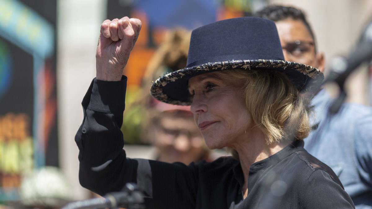 Jane Fonda została po raz drugi zatrzymana w Waszyngtonie za udział w proteście klimatycznym. Aktorka powiedziała AP, że w jej wieku aresztowanie sprawia kłopot, bo mając ręce w kajdankach trudno jest wsiąść do policyjnego samochodu.