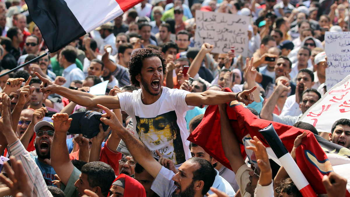 Tysiące ludzi zebrało się w piątek na placu Tahrir w Kairze, oskarżając armię o stagnację i niewłaściwe kierowanie krajem.
