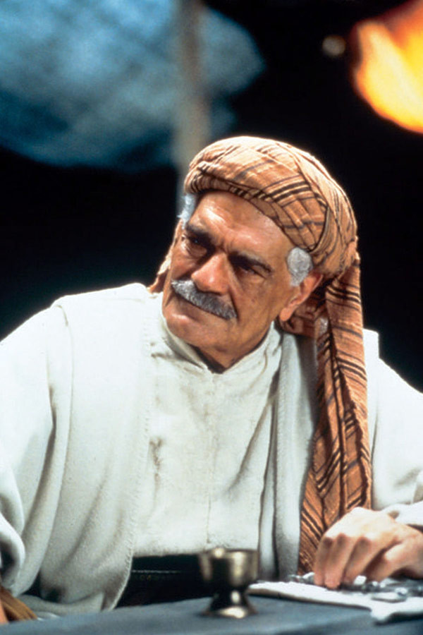 Omar Sharif jako Melchizedek w filmie "Trzynasty wojownik" (1999)