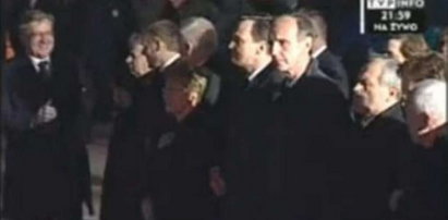 Komorowski śmieje się nad trumnami Ofiar. Wideo