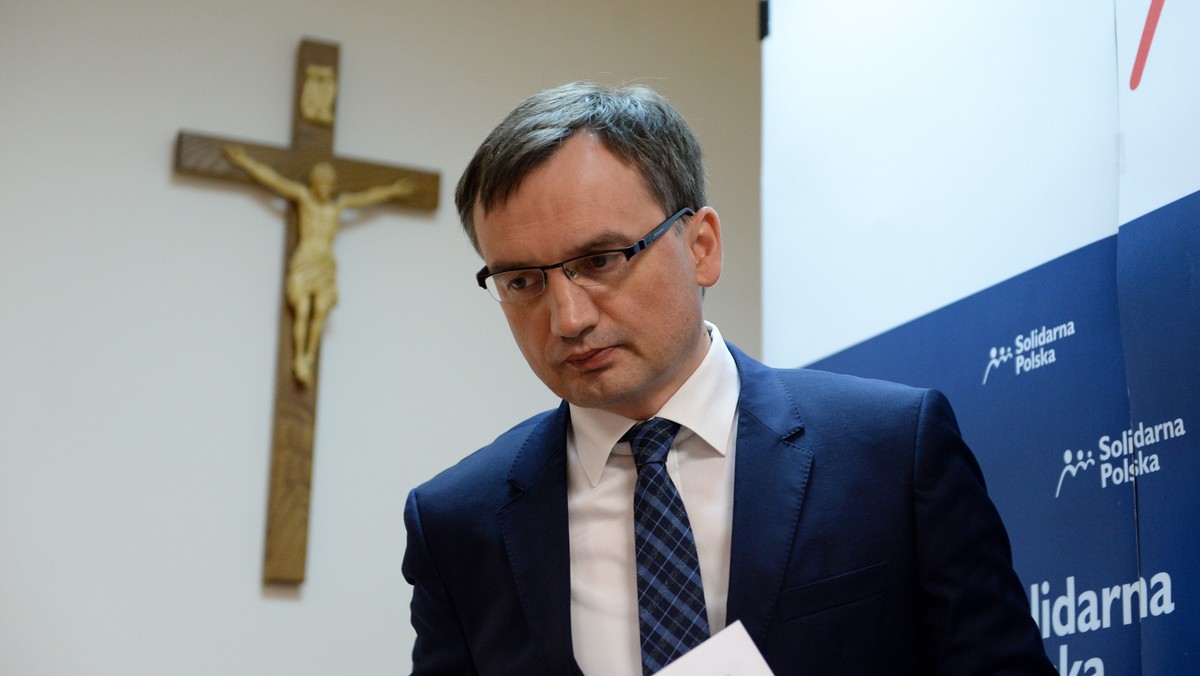 To początek rozłamu w Zjednoczonej Prawicy i oznaka "wojny na górze" - tak politycy ugrupowań opozycyjnych komentowali wypowiedź ministra sprawiedliwości Zbigniewa Ziobro na temat wet prezydenta oraz reakcję na nią szefa gabinetu prezydenta Krzysztofa Szczerskiego. - Mamy do czynienia z różnicą zdań, a nawet z początkiem rozłamu w obozie rządzącym - mówił Rafał Trzaskowski z PO.