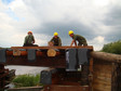 Żołnierze budują przeprawę w Chałupach