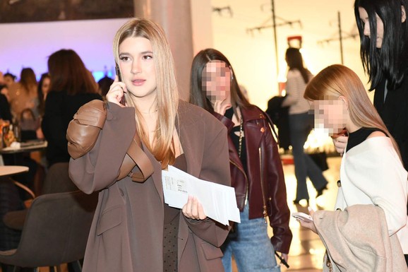 ĆERKA GOCE TRŽAN PROVOCIRA Napravila selfi koji je mnogima pomutio pamet - bujne grudi u prvom planu