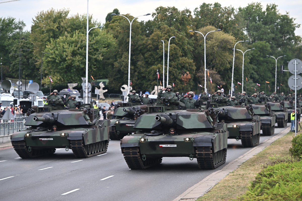Czołgi M1A1 Abrams w czasie defilady z okazji Święta Wojska Polskiego