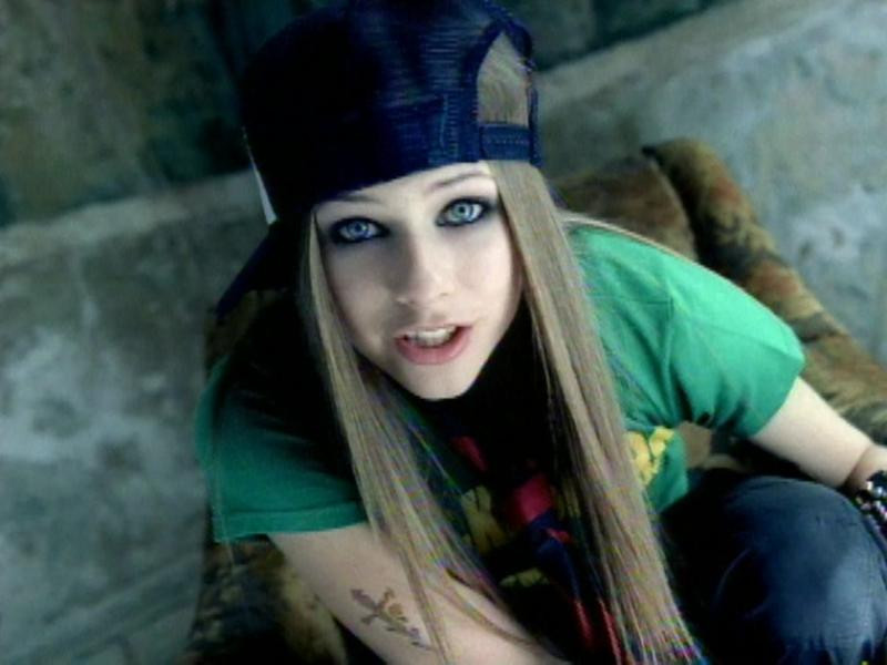 Avril Lavigne - w teledysku "Sk8er Boi"