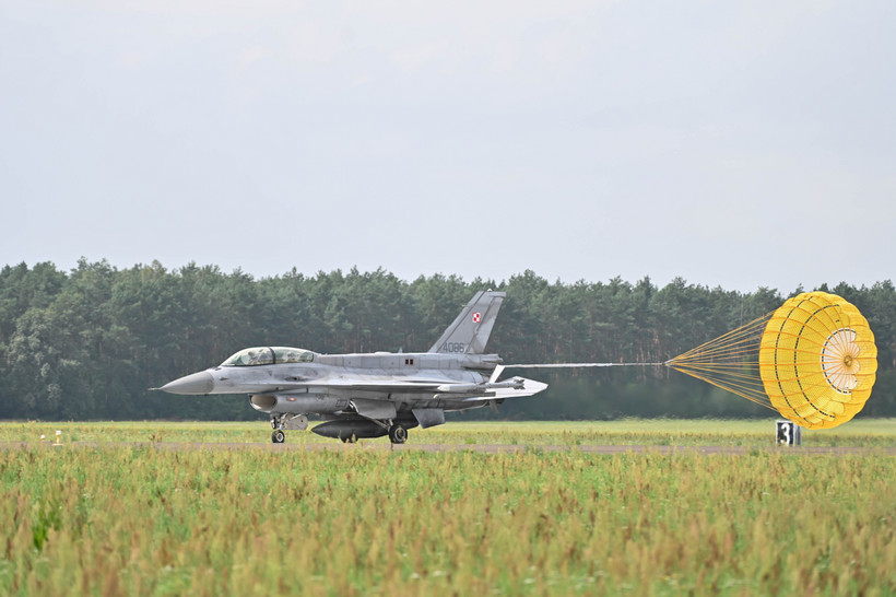 Samolot F-16 prezentowany w siedzibie 32. Bazy Lotnictwa Taktycznego w Łasku
