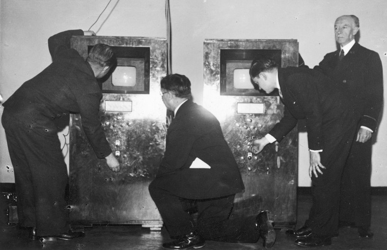 Francuski minister poczty, telegrafów i telefonów Georges Mandel podczas sprawdzania postępów w pracach badawczych nad telewizją w 1935 r.