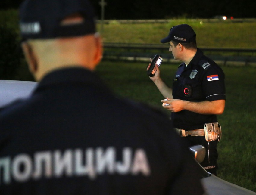 Kako bi utvrdili moguću vožnju pod dejstvom narkotika, saobraćajna policija od vozača uzima uzorak pljuvačke