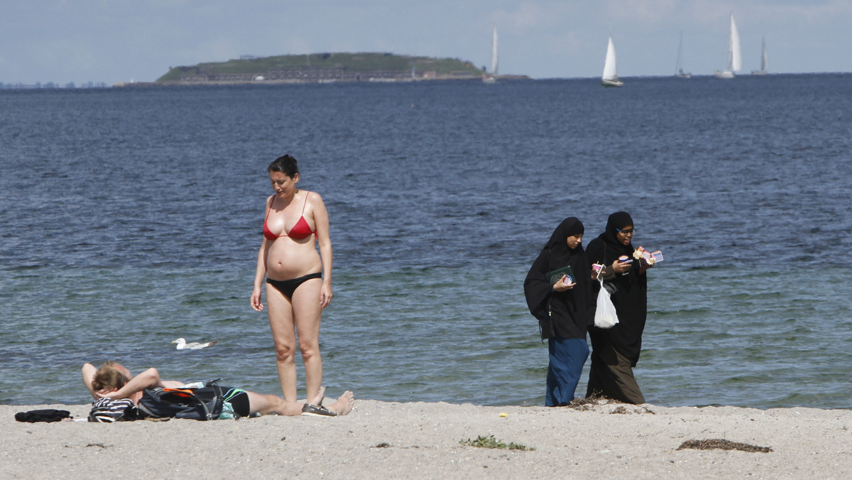 Burmistrz włoskiego miasta Monfalcone wypowiada wojnę burkom na plażach