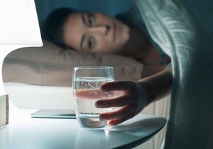 Koliko pre spavanja treba popiti poslednji gutljaj vode
