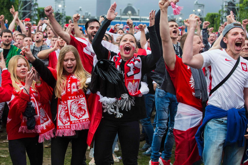 Wieża Eiffla na biało-czerwono. Wspierajmy naszych!